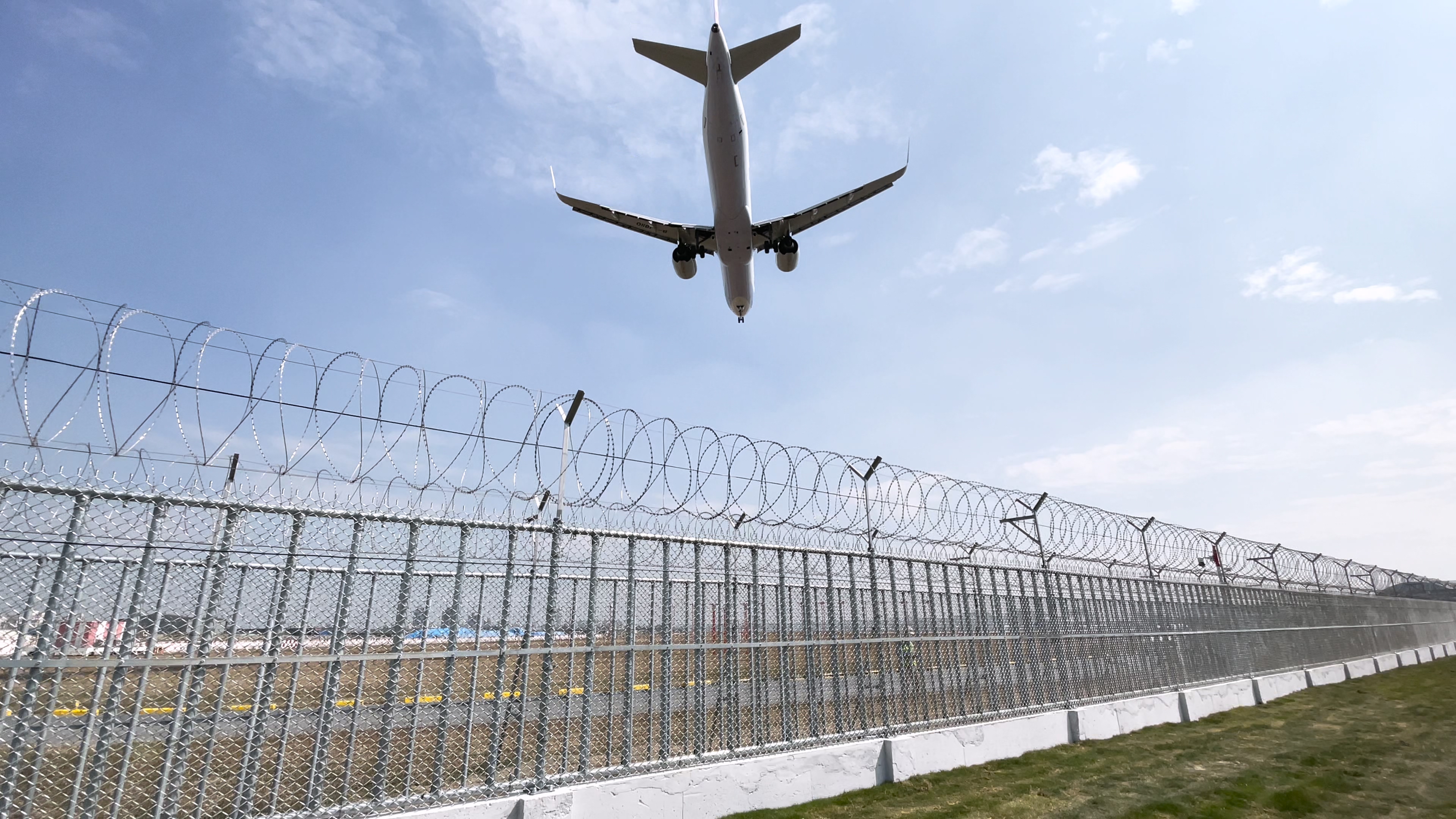 雙層科技防護兼顧飛安，小港機場圍牆「透視化」變身！