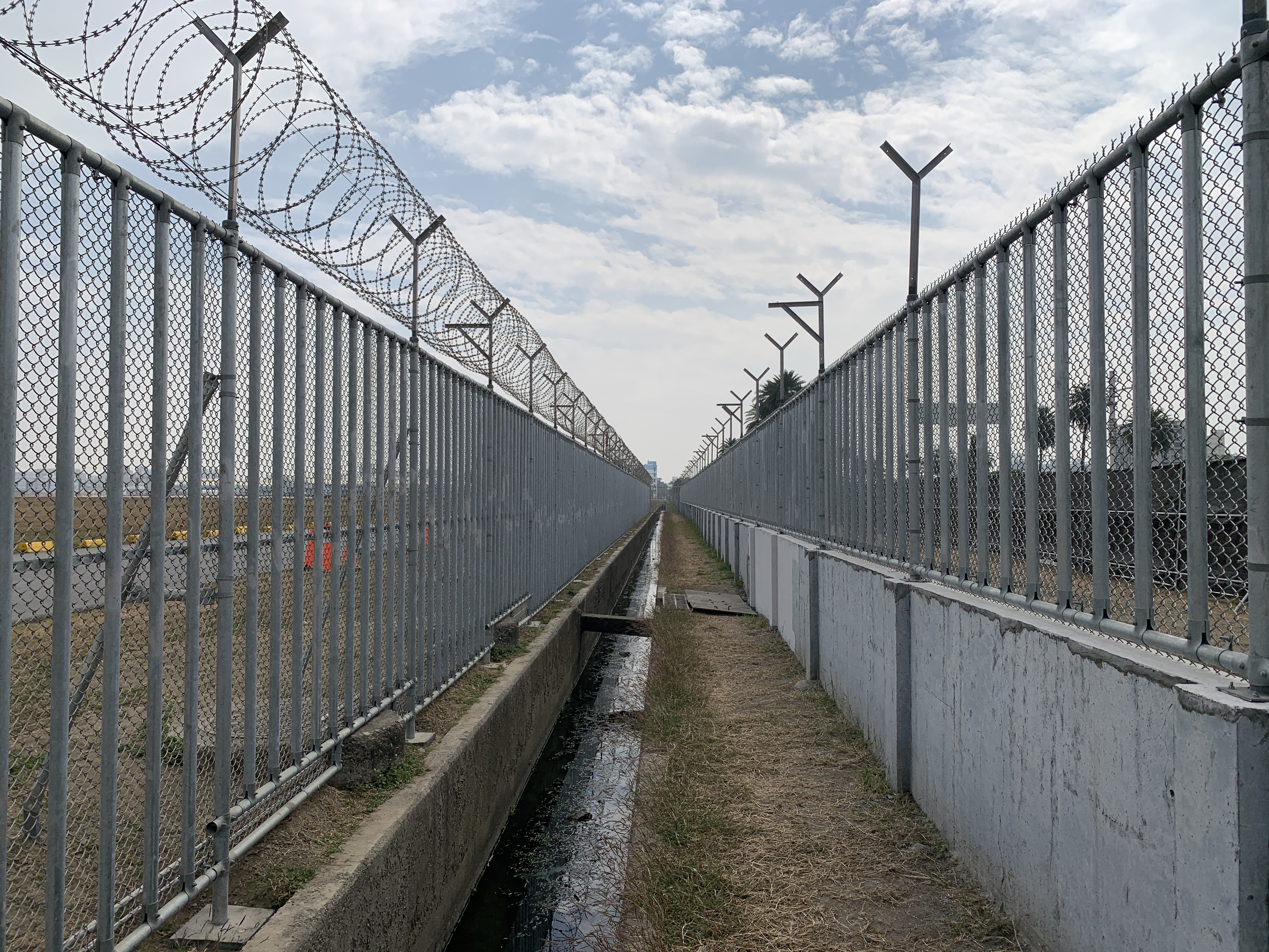 雙層科技防護兼顧飛安，小港機場圍牆「透視化」變身！